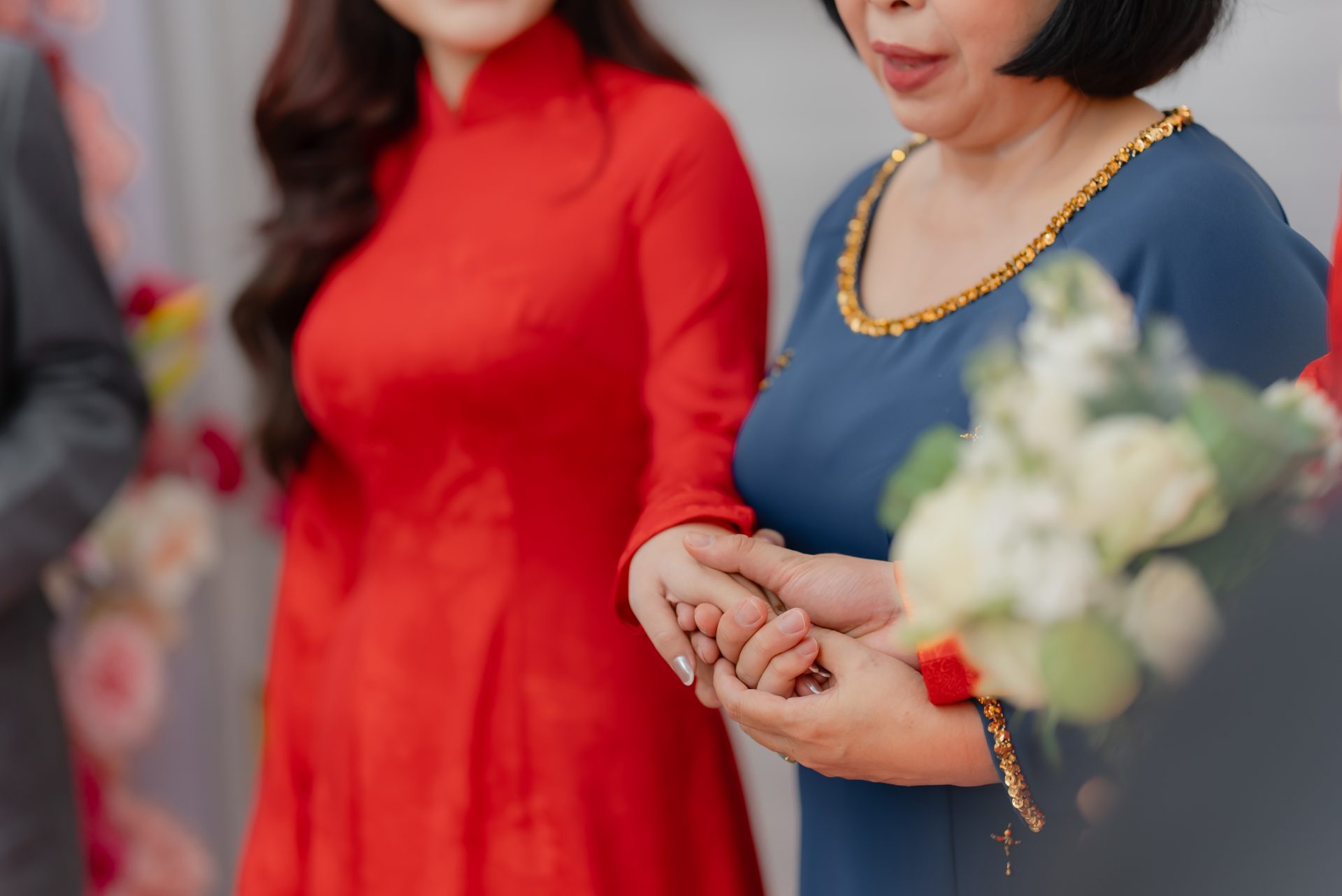 Khoảnh khắc mẹ trao tay con gái – tại sao đó là giây phút khiến cả lễ cưới im lặng?
