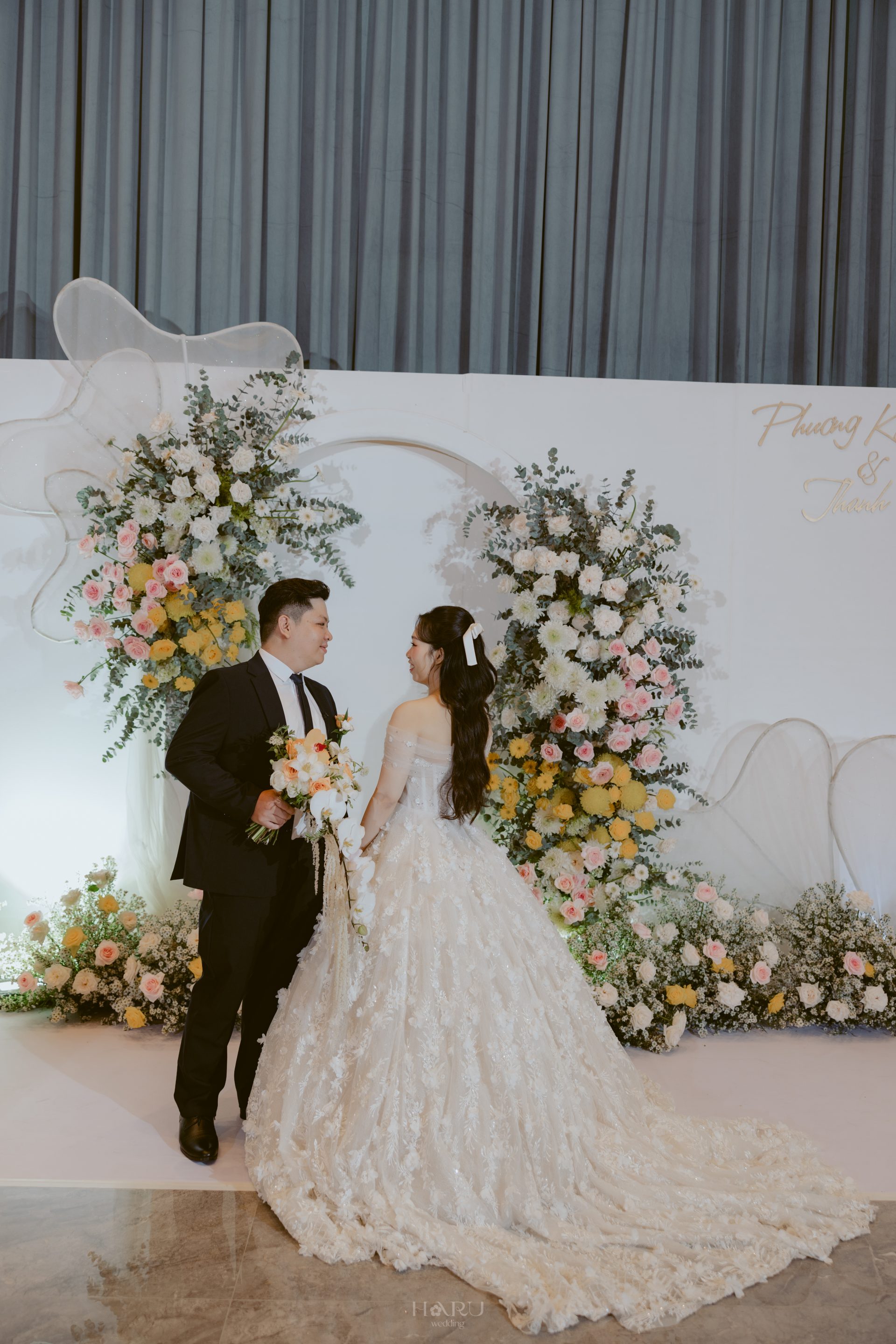 Kinh Nghiệm Chọn Váy Cưới Và Vest Chú Rể: Hướng Dẫn Chi Tiết Cho Cặp Đôi Sắp Cưới